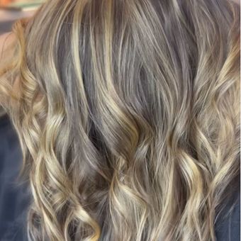 Beige-blonde balayage seen from behind, waved loosely through the lengths.